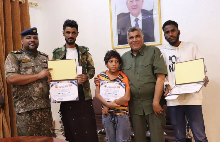 أكد أنَّ المواطن هو رجل الأمن الأول.. مدير الأمن والشرطة بساحل حضرموت يكرّم ثلاثة مواطنين نظير موقفهم البطولي في اعتراض أحد أخطر المجرمين المطلوبين أمنيًا