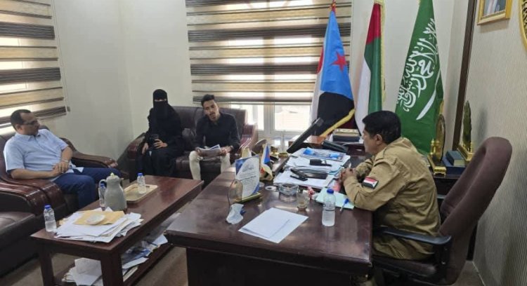 رئيس تنفيذية انتقالي حضرموت يلتقي فريق تشانس يمن لتنمية الشباب