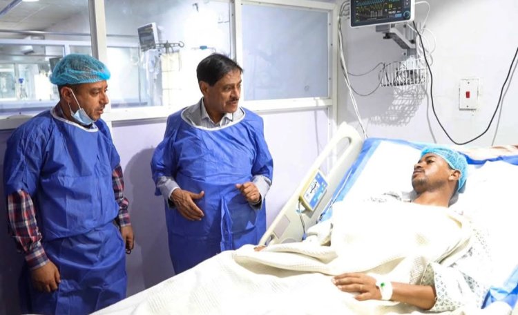 عضو مجلس القيادة الرئاسي البحسني يزور العميد عيدروس والجندي بركات للاطمئنان على حالتهما الصحية