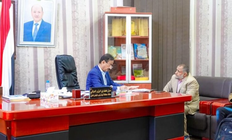 المحافظ شبوة يوجّه بصرف إكرامية لأسر الشهداء ويوجه باستكمال اعتماد جميع شهداء المحافظة