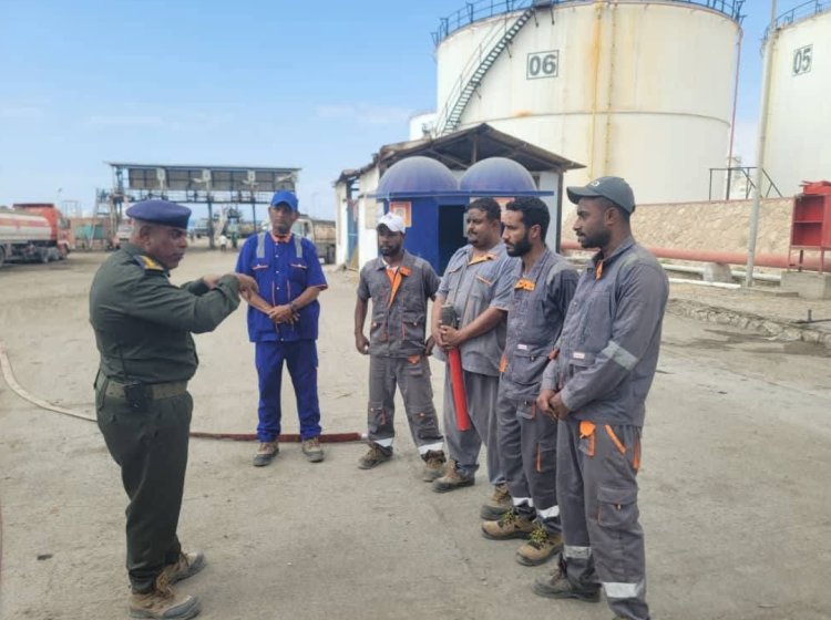 الدفاع المدني ينفّذ نزولًا ميدانيًا للتأكد من جاهزية الأمن والسلامة في منشآت خلف النفطية بالمكلا.