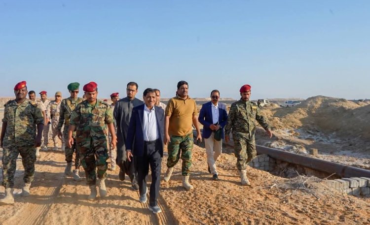 عضو مجلس القيادة الرئاسي البحسني يزور ميناء الضبة النفطي ويتتبع خط لأنبوب نفط غير قانوني