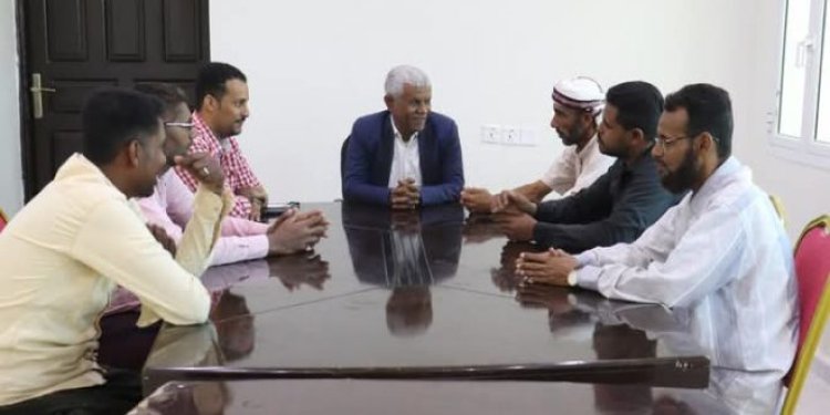 مدير عام الشحر يقف أمام إشكالات العملية التعليمية بالمديرية