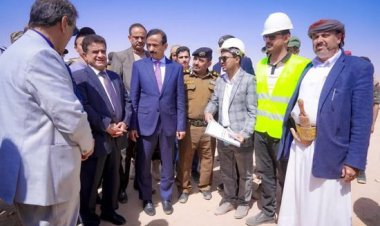 محافظ شبوة ووزير النفط يتفقدان عددا من المشاريع الخدمية