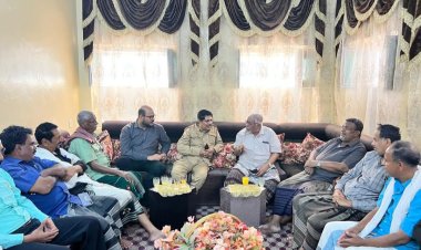 رئيس تنفيذية انتقالي حضرموت يزور الشخصية التربوية والنضالية سالم عبد المنعم باعثمان