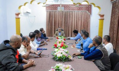 رئيس جامعة عدن يناقش مع عمادة كلية العلوم الاجتماعية والإنسانية سير نشاطها