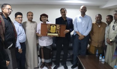 رئيس المجلس التنسيقي الأعلى لمنظمات المجتمع المدني بحضرموت يزور مركز المكلا للعلاج الإشعاعي ويكرم الشيخ "عبدالله بن دول"