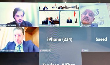 رئيس مجلس القيادة يعقد اجتماعاً برئيس الوزراء والمسؤولين المعنيين بالشأن الاقتصادي والخدمي