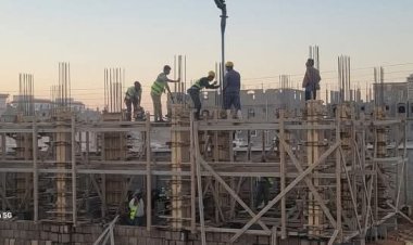 تواصل الأعمال الإنشائية في مدرسة للبنات بمدينة عتق ‏