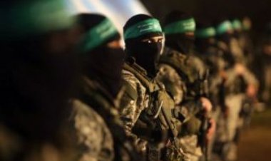 حماس تسلم 3 رهائن إسرائيليين في دير البلح