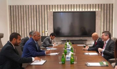 الرئيس الزُبيدي يبحث مع السفير الأمريكي مستجدات الأوضاع الإنسانية والسياسية في بلادنا