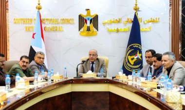 الكثيري يرأس اجتماعاً مشتركاً لقيادات من المجلس الانتقالي وقيادة السلطة المحلية والأمن بالعاصمة عدن