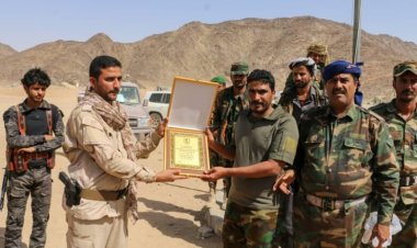 القائد العام لقوات دفاع شبوة يزور مقر قيادة محور سبأ ويكرم اللواء الثاني بدرع التميز