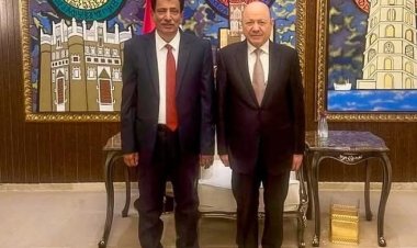 رئيس مجلس القيادة الرئاسي يلتقي محافظ المهرة لبحث مستجدات الأوضاع في المحافظة.