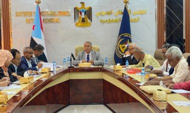 العاصمة عدن.. مجلس المستشارين يحمل الحكومة مسؤولية تدهور الخدمات ويدعو لتمكين الكوادر الجنوبية في المؤسسات الاقتصادية