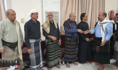 قيادات سياسية وعسكرية واجتماعية تقدم واجب العزاء للسقاف في وفاة والدته