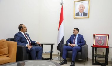 رئيس الوزراء يناقش مع محافظ حضرموت الأوضاع الخدمية والتنموية