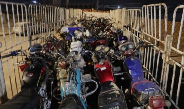 شرطة السير تنفذ حملة مرورية إجبارية وتضبط 200 دراجة نارية غير مرقمة بالمكلا