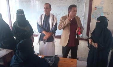 الدكتور عصام المقبلي يدشن امتحانات صفوف محو الأمية بمديرية دارسعد في عدن