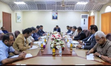 لقاء موسع يستعرض الوضع التمويني في شبوة واحتياجاتها من المشتقات النفطية