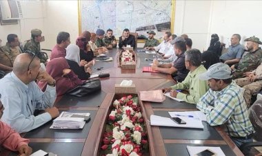 مدير عام المنصورة يؤكد أهمية التنسيق بين اللجان المجتمعية والمجلس الإنتقالي لخدمة المواطنين