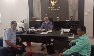 القائم بأعمال مدير مصنع الأسمنت بأبين يلتقي لجنة مبادرة ردم الحفر بالطريق العام