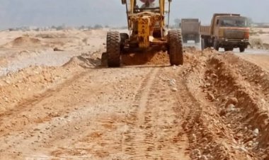 المهرة.. مؤسسة الطرق والجسور بالمهرة تباشر تحسين التحويلات المتضررة على الخط الدولي الغيضة – حصوين.