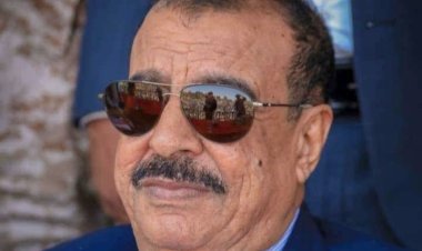 اللواء بن بريك يُعزّي في وفاة الدكتور طيار سالم عمر العمري