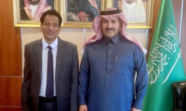 محافظ المهرة يلتقي سعادة السفير آل جابر ويشيد بالدعم التنموي السعودي