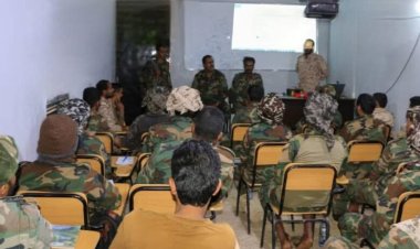 القائد العام لقوات دفاع شبوة يتفقد سير الدورات التخصصية في شعبة الإشارة والتدريب والطيران