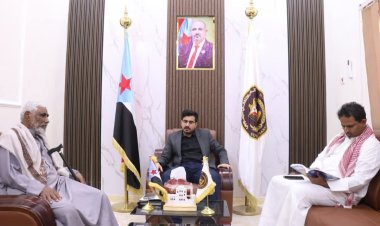 رئيس انتقالي المهرة يلتقي الباحث والأديب محمد سالم الحداد .