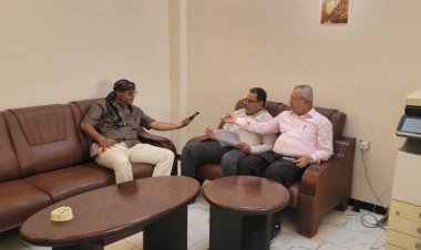 مدير عام الشعيب يناقش مع وكيل وزارة الأشغال السمحي عدد من المشاريع المتعثرة بالمديرية