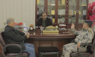 وكيل أول المهرة يناقش مع خفر السواحل الصعوبات التي تواجه سير العمل