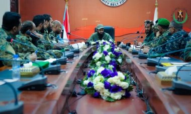 العميد الوالي يترأس اجتماعًا مع مدراء العلاقات العامة لقوات الحزام الأمني