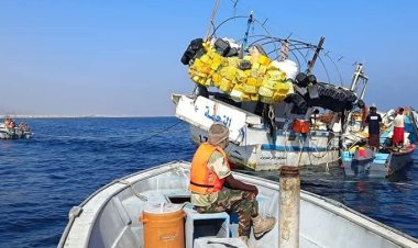 خفر السواحل بقطاع الشحر تُنقذ طاقم عبري “النجمة” من الغرق في عرض البحر.