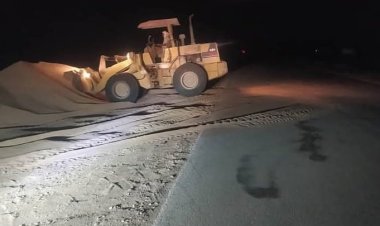 المؤسسة العامة للطرق والجسور بالمهرة تباشر حملة لإزالة الرمال المتحركة على طريق الغيضة – شحن