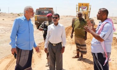 وكيل الشؤون الفنية بالمهرة يتفقد الأعمال الجارية في مشروع تحسين التحويلات المتضررة