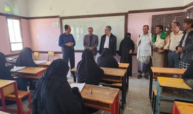 المحافظ بن الوزير يوجه بصرف إكرامية لمعلمي محو الأمية.. والأمين العام يدشّن الامتحانات بالمحافظة.