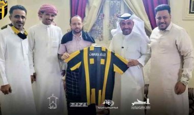 ترحيبًا به في زيارته لحضرموت…نادي اتحاد حضرموت يهدي الرحالة الكويتي منصور المبخوت تيشيرت النادي الرسمي.