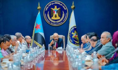 العاصمة عدن.. الرئيس الزُبيدي يلتقي قيادة اتحاد نقابات عمال الجنوب لمناقشة مطالب العمال وسُبل معالجتها