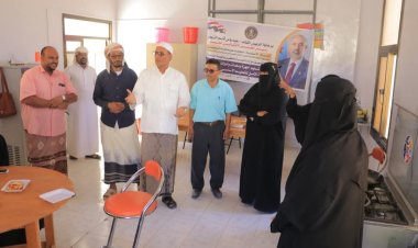 انتقالي وادي وصحراء حضرموت يتفقد مدرسة الأمل للصم والبكم  ويقدم عددًا من الوسائل التعليمية لثانوية تريم