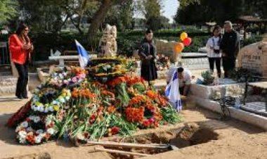 الآلاف يشيعون أفراد عائلة بيباس الذين قتلوا في قطاع غزة