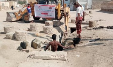 برعاية السلطة المحلية بمديرية غيل باوزير.. وتمويل شركة المكلا للحديد والصلب نفذ مشروع تصفية قناة معيان هابط العمل