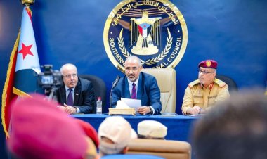 الرئيس الزُبيدي يرأس اجتماعا موسعا للقادة العسكريين والأمنيين الجنوبيين