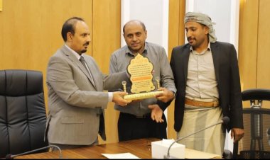 المحافظ بن ماضي يتسلّم درع الوفاء من إدارة نادي الاتفاق بالحوطة