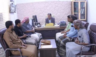 الوكيل العامري يشيد بجهود عمال النظافة بوادي حضرموت.