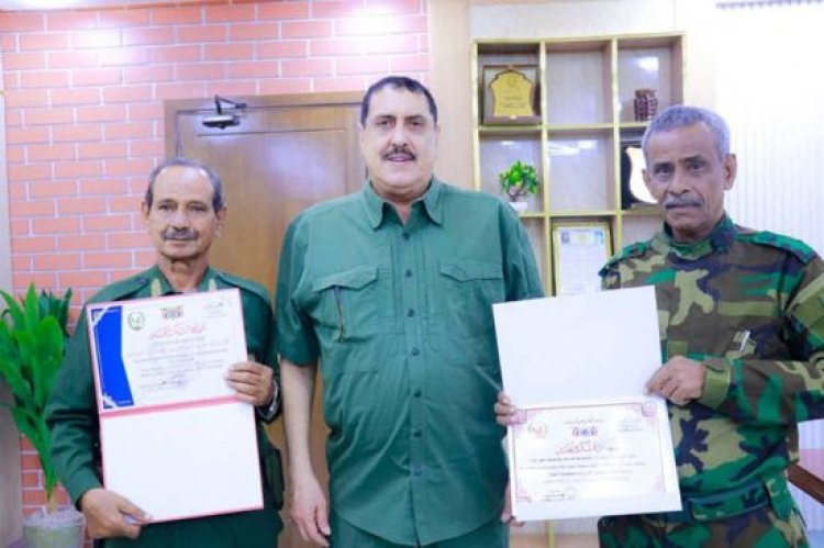 مدير أمن عدن يكرم ضابطي شرطة