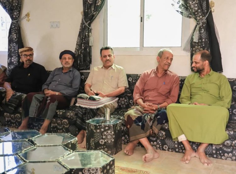 قائد المنطقة العسكرية الثانية يقدم واجب العزاء لأسرة وذوي الفقيد العميد الركن "بن الشيخ أبوبكر" بمديرية ساه