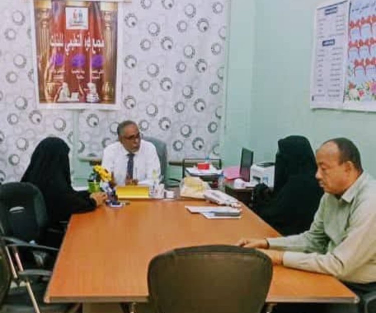 مدير تربية المكلا يزور مجمع فوة التعليمي للبنات ويطلع على سير العملية التعليمية في المجمع