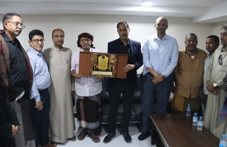 رئيس المجلس التنسيقي الأعلى لمنظمات المجتمع المدني بحضرموت يزور مركز المكلا للعلاج الإشعاعي ويكرم الشيخ "عبدالله بن دول"